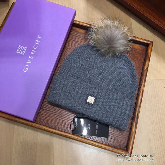 GIVENCHY紀梵希 新款 保暖又時尚兔絨加羊絨圍巾帽子套裝 LLWJ8723